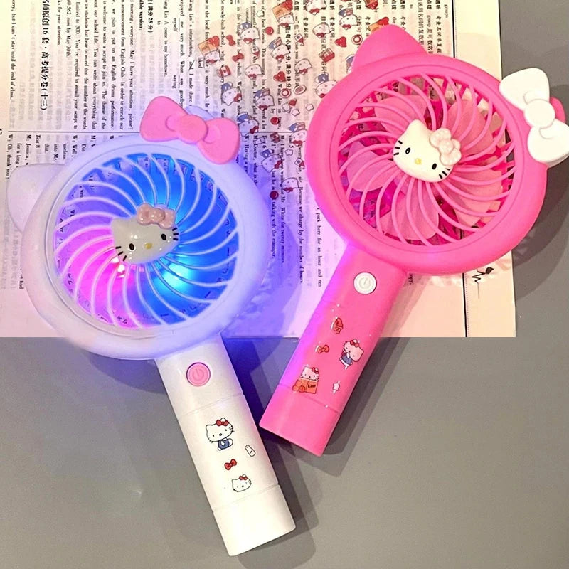 Kawaii Hello Kitty Kleiner Fan mit leichtem Anime Kt Cute Cartoon USB-Ladeventilator Reisen Tragbare Handheld Fan Spielzeug Mädchen Kinder Geschenk