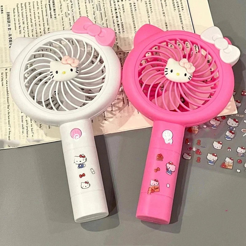 Kawaii Hello Kitty Kleiner Fan mit leichtem Anime Kt Cute Cartoon USB-Ladeventilator Reisen Tragbare Handheld Fan Spielzeug Mädchen Kinder Geschenk
