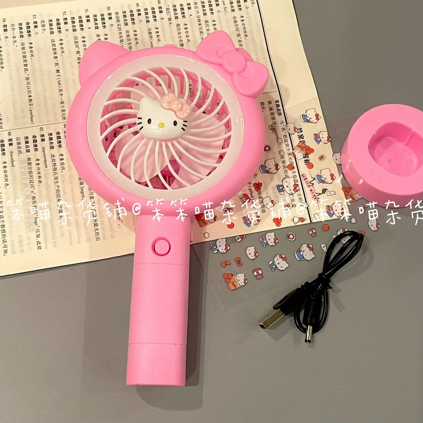 Kawaii Hello Kitty Kleiner Fan mit leichtem Anime Kt Cute Cartoon USB-Ladeventilator Reisen Tragbare Handheld Fan Spielzeug Mädchen Kinder Geschenk