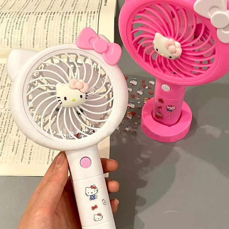 Kawaii Hello Kitty Kleiner Fan mit leichtem Anime Kt Cute Cartoon USB-Ladeventilator Reisen Tragbare Handheld Fan Spielzeug Mädchen Kinder Geschenk
