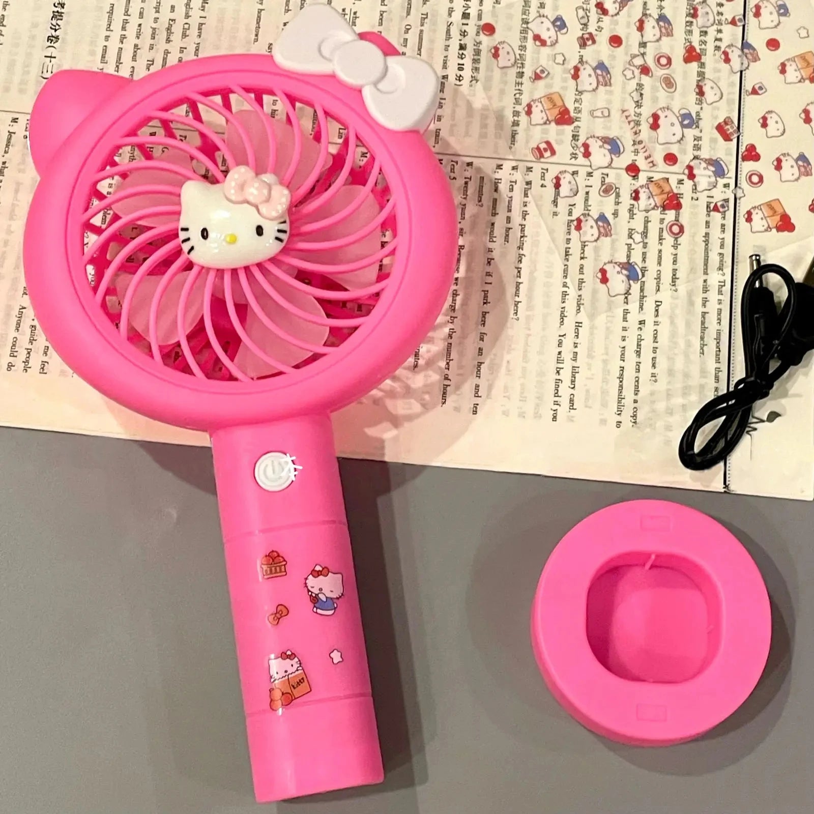 Kawaii Hello Kitty Kleiner Fan mit leichtem Anime Kt Cute Cartoon USB-Ladeventilator Reisen Tragbare Handheld Fan Spielzeug Mädchen Kinder Geschenk