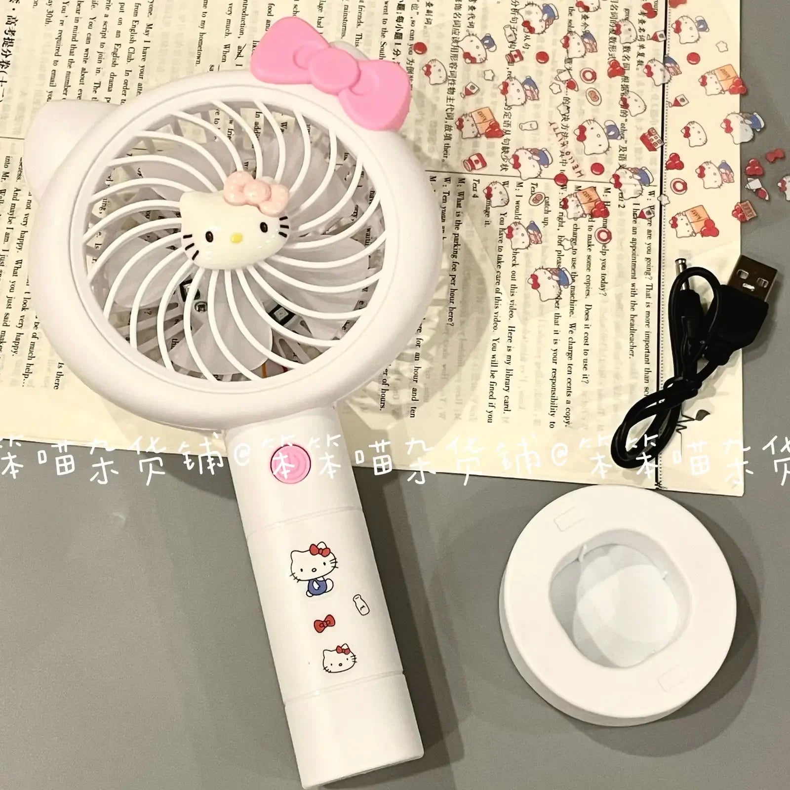 Kawaii Hello Kitty Kleiner Fan mit leichtem Anime Kt Cute Cartoon USB-Ladeventilator Reisen Tragbare Handheld Fan Spielzeug Mädchen Kinder Geschenk