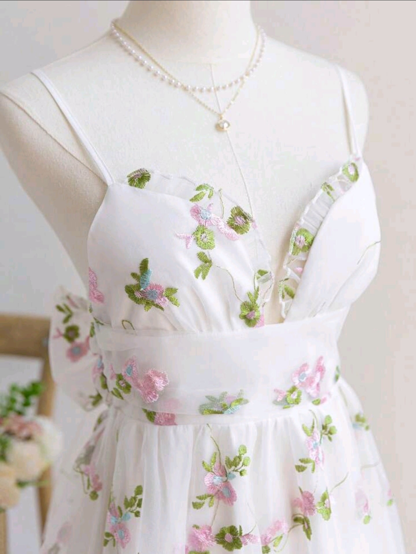 Damen Sommerkleid mit Blumen in Weiss