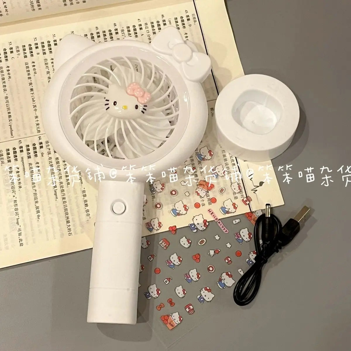 Kawaii Hello Kitty Kleiner Fan mit leichtem Anime Kt Cute Cartoon USB-Ladeventilator Reisen Tragbare Handheld Fan Spielzeug Mädchen Kinder Geschenk