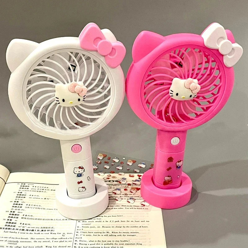 Kawaii Hello Kitty Kleiner Fan mit leichtem Anime Kt Cute Cartoon USB-Ladeventilator Reisen Tragbare Handheld Fan Spielzeug Mädchen Kinder Geschenk