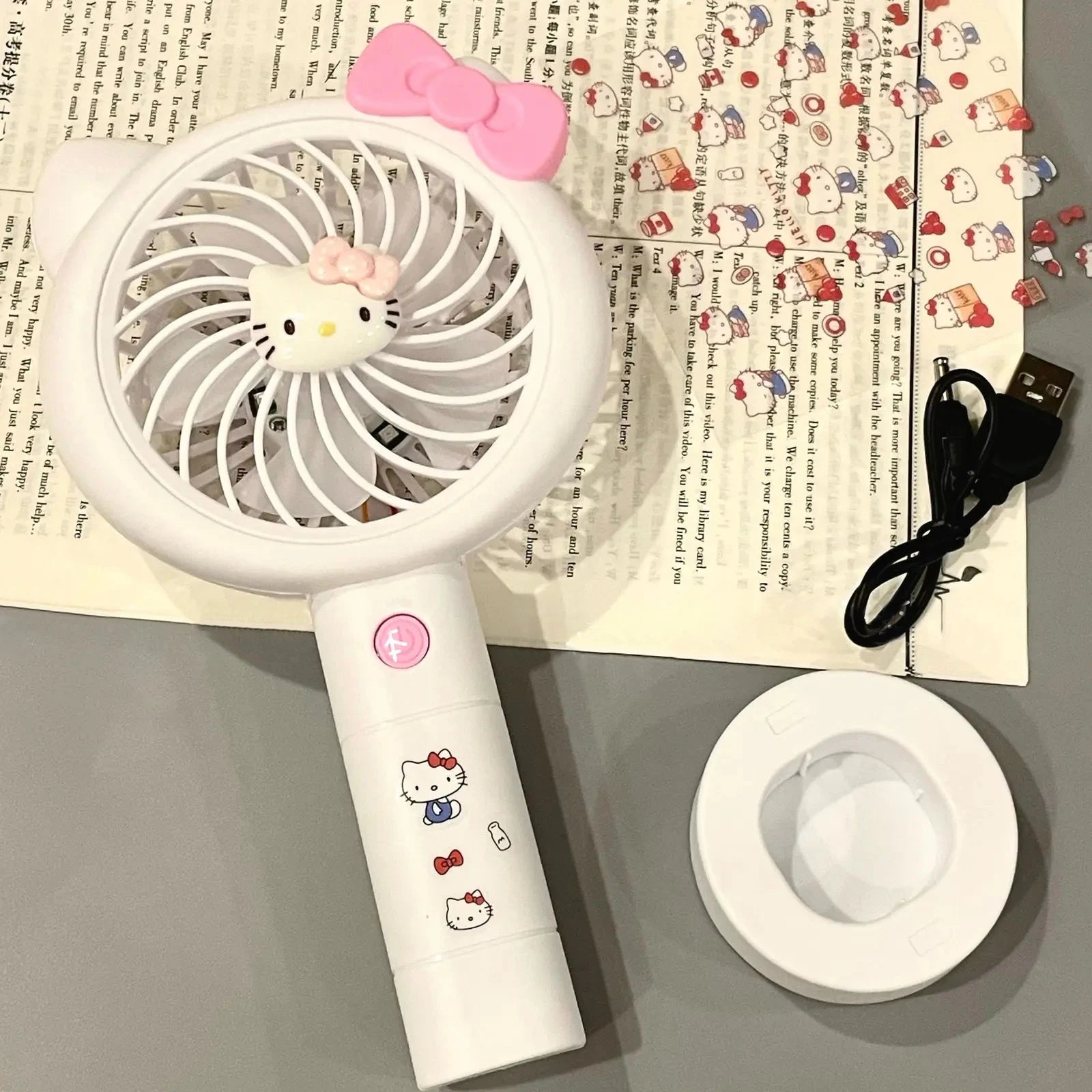 Kawaii Hello Kitty Kleiner Fan mit leichtem Anime Kt Cute Cartoon USB-Ladeventilator Reisen Tragbare Handheld Fan Spielzeug Mädchen Kinder Geschenk