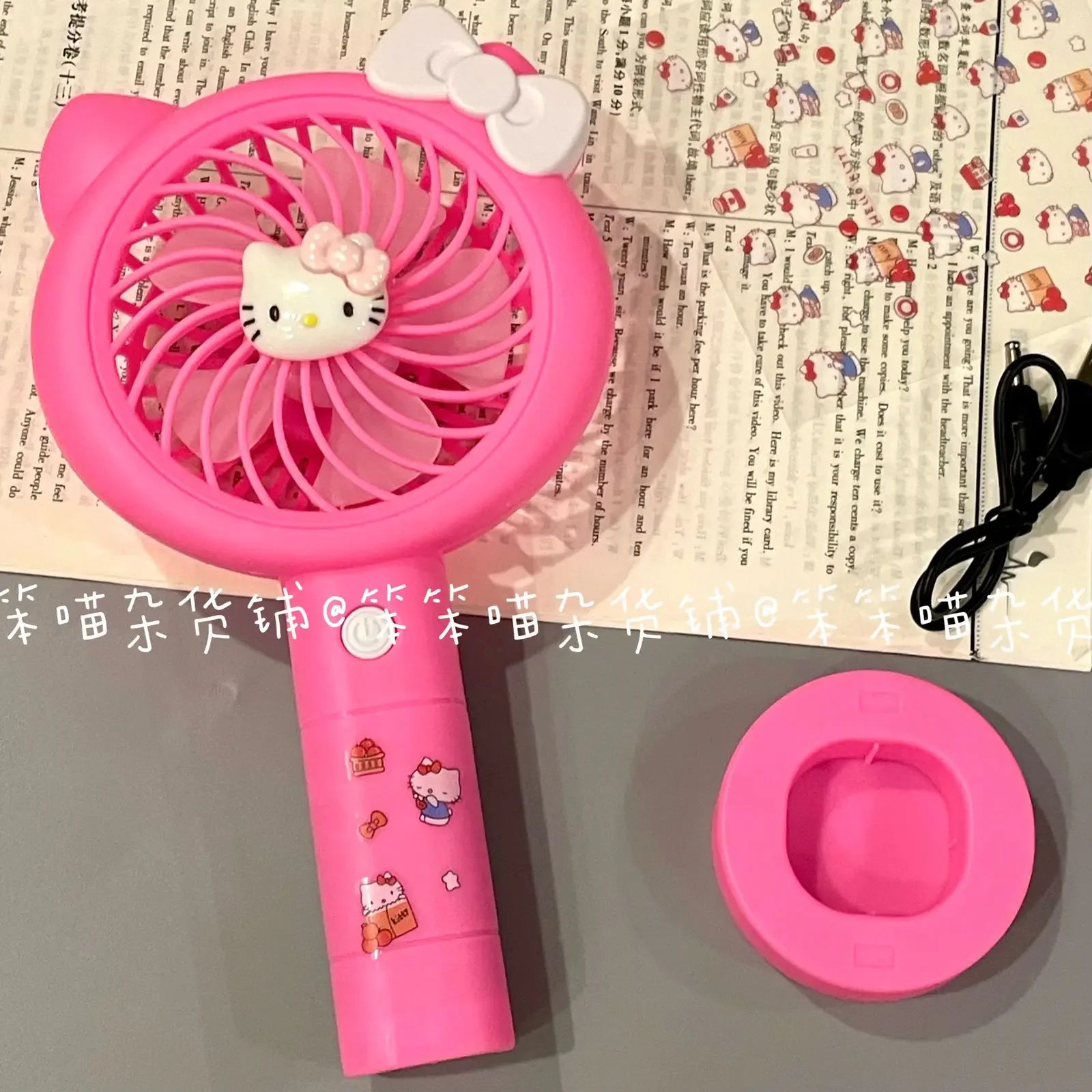 Kawaii Hello Kitty Kleiner Fan mit leichtem Anime Kt Cute Cartoon USB-Ladeventilator Reisen Tragbare Handheld Fan Spielzeug Mädchen Kinder Geschenk